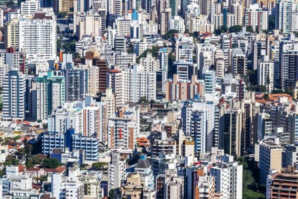Cyrela (CYRE3) recua no Ibovespa; material disponível não detalha percentual nem gatilho