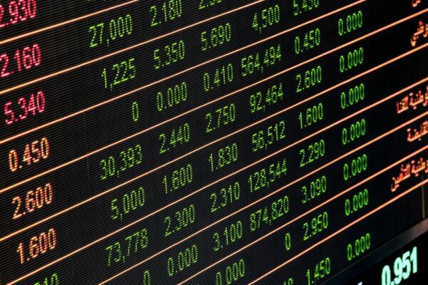 Fechamento B3 (14/10): PETR4 sobe 2,22% a R$ 58,11 e destoa de bancos e da B3SA3 em dia de Treasury