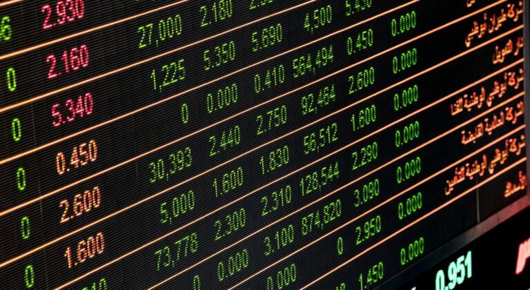 Fechamento B3 (14/10): PETR4 sobe 2,22% a R$ 58,11 e destoa de bancos e da B3SA3 em dia de Treasury
