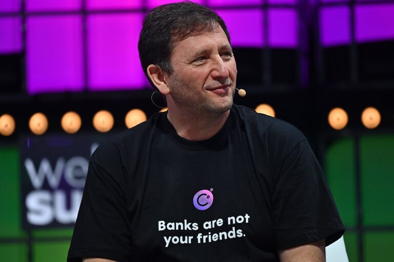 Nova York proíbe Mashinsky em caráter permanente de cripto, valores mobiliários e commodities em aco