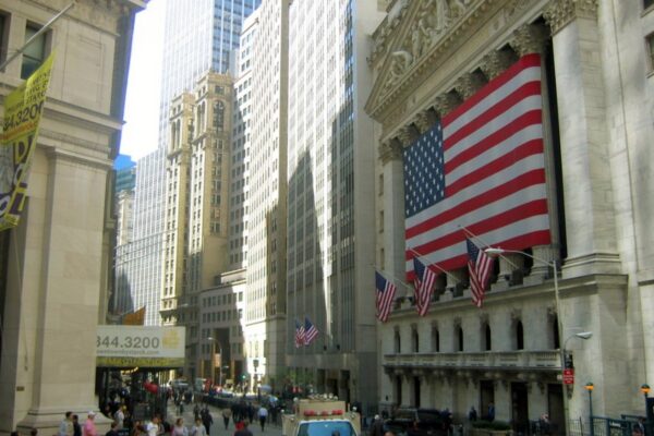 Saúde e Petróleo Lideram em Wall Street Enquanto o QQQ Cede 2,62% na Semana