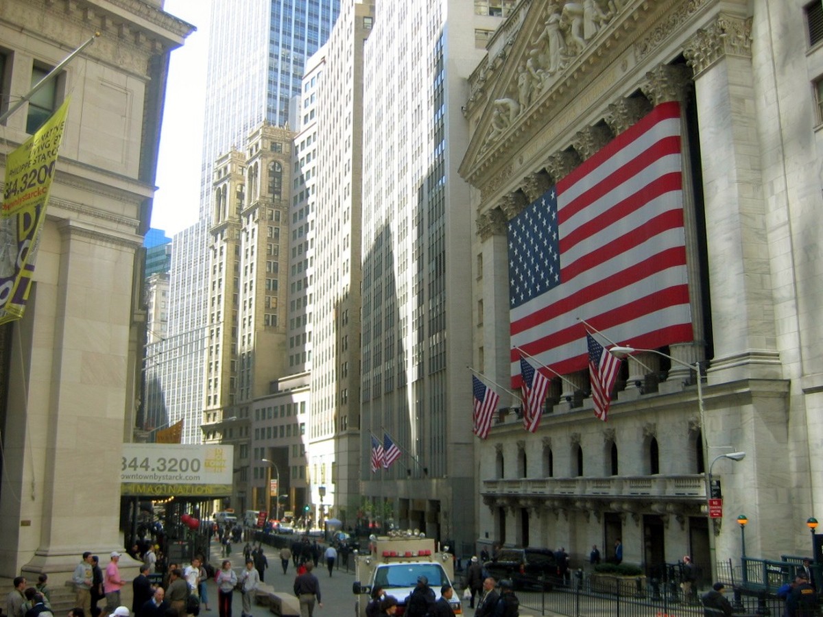 Saúde e Petróleo Lideram em Wall Street Enquanto o QQQ Cede 2,62% na Semana